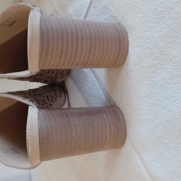 Pour la Victoire, 4in open toed cream and beige lattice slide heels. Sz 7 - Picture 6 of 7